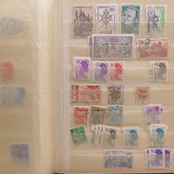 Vrac philatélique de timbres du monde neufs et oblitérés en un carton.