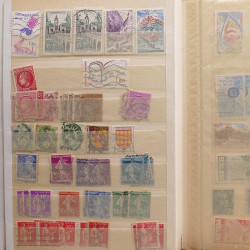 Vrac philatélique de timbres du monde neufs et oblitérés en un carton.