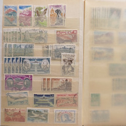 Vrac philatélique de timbres du monde neufs et oblitérés en un carton.