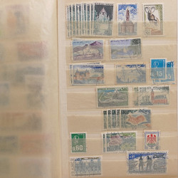 Vrac philatélique de timbres du monde neufs et oblitérés en un carton.