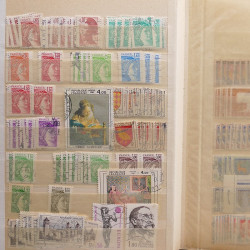 Vrac philatélique de timbres du monde neufs et oblitérés en un carton.