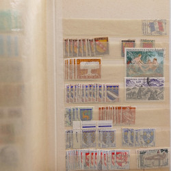 Vrac philatélique de timbres du monde neufs et oblitérés en un carton.