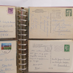 Vrac philatélique de timbres du monde neufs et oblitérés en un carton.