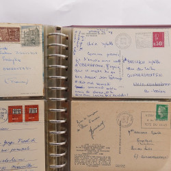 Vrac philatélique de timbres du monde neufs et oblitérés en un carton.