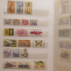 Vrac philatélique de timbres du monde neufs et oblitérés en un carton.