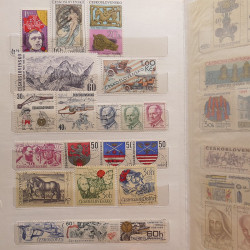 Vrac philatélique de timbres du monde neufs et oblitérés en un carton.