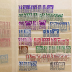 Vrac philatélique de timbres du monde neufs et oblitérés en un carton.