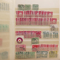 Vrac philatélique de timbres du monde neufs et oblitérés en un carton.