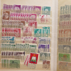 Vrac philatélique de timbres du monde neufs et oblitérés en un carton.