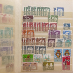 Vrac philatélique de timbres du monde neufs et oblitérés en un carton.