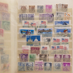 Vrac philatélique de timbres du monde neufs et oblitérés en un carton.