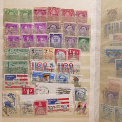 Vrac philatélique de timbres du monde neufs et oblitérés en un carton.