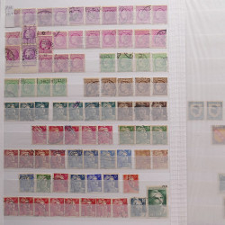 Vrac philatélique de timbres du monde neufs et oblitérés en un carton.