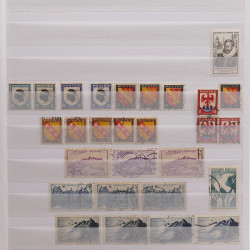 Vrac philatélique de timbres du monde neufs et oblitérés en un carton.