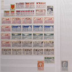 Vrac philatélique de timbres du monde neufs et oblitérés en un carton.