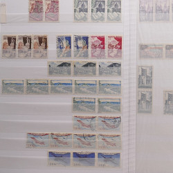 Vrac philatélique de timbres du monde neufs et oblitérés en un carton.