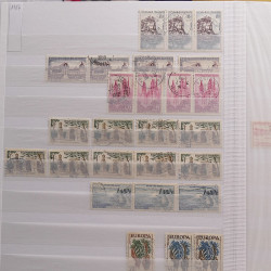 Vrac philatélique de timbres du monde neufs et oblitérés en un carton.