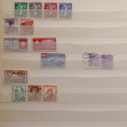 Vrac philatélique de timbres du monde neufs et oblitérés en un carton.