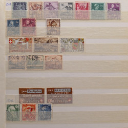 Vrac philatélique de timbres du monde neufs et oblitérés en un carton.