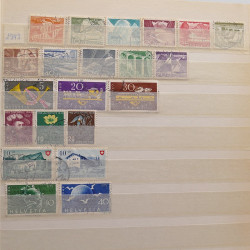 Vrac philatélique de timbres du monde neufs et oblitérés en un carton.