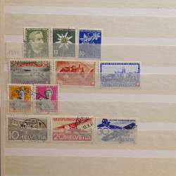 Vrac philatélique de timbres du monde neufs et oblitérés en un carton.