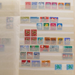 Vrac philatélique de timbres du monde neufs et oblitérés en un carton.