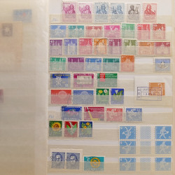 Vrac philatélique de timbres du monde neufs et oblitérés en un carton.