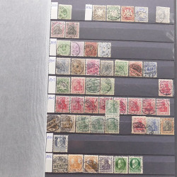 Vrac philatélique de timbres du monde neufs et oblitérés en un carton.