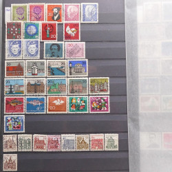 Vrac philatélique de timbres du monde neufs et oblitérés en un carton.