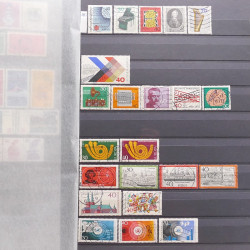 Vrac philatélique de timbres du monde neufs et oblitérés en un carton.