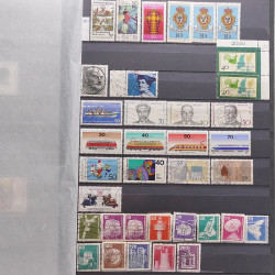 Vrac philatélique de timbres du monde neufs et oblitérés en un carton.
