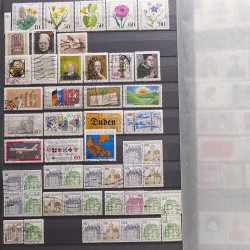 Vrac philatélique de timbres du monde neufs et oblitérés en un carton.