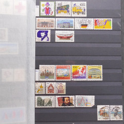 Vrac philatélique de timbres du monde neufs et oblitérés en un carton.