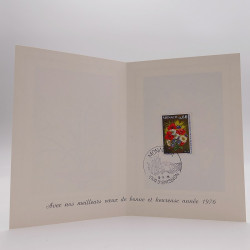 Vrac philatélique de timbres du monde neufs et oblitérés en un carton.