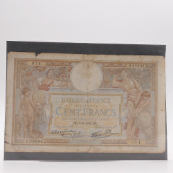 Vrac philatélique de timbres du monde neufs et oblitérés en un carton.