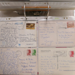 Vrac philatélique de timbres du monde neufs et oblitérés en un carton.