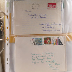 Vrac philatélique de timbres du monde neufs et oblitérés en un carton.