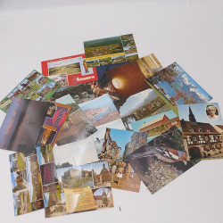 Vrac philatélique de timbres du monde neufs et oblitérés en un carton.