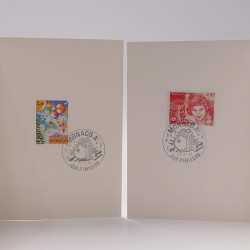 Vrac philatélique de timbres du monde neufs et oblitérés en un carton.
