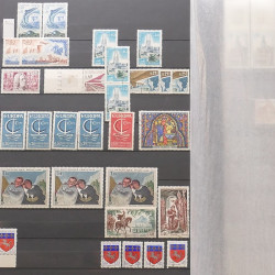 Lot de timbres de France 1963-1979 neufs et oblitérés en un album.