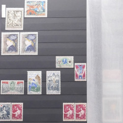 Lot de timbres de France 1963-1979 neufs et oblitérés en un album.