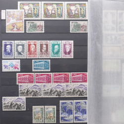 Lot de timbres de France 1963-1979 neufs et oblitérés en un album.