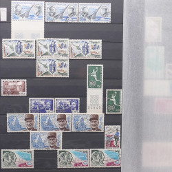 Lot de timbres de France 1963-1979 neufs et oblitérés en un album.