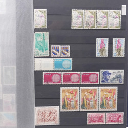 Lot de timbres de France 1963-1979 neufs et oblitérés en un album.