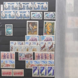 Lot de timbres de France 1963-1979 neufs et oblitérés en un album.