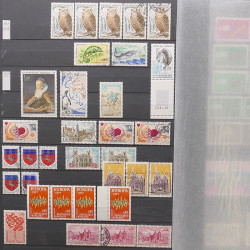 Lot de timbres de France 1963-1979 neufs et oblitérés en un album.