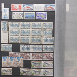 Lot de timbres de France 1963-1979 neufs et oblitérés en un album.