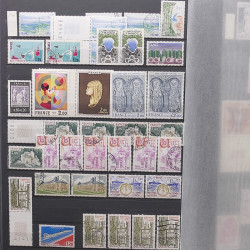 Lot de timbres de France 1963-1979 neufs et oblitérés en un album.