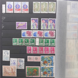 Lot de timbres de France 1963-1979 neufs et oblitérés en un album.
