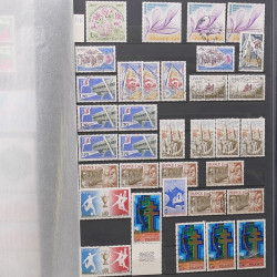 Lot de timbres de France 1963-1979 neufs et oblitérés en un album.